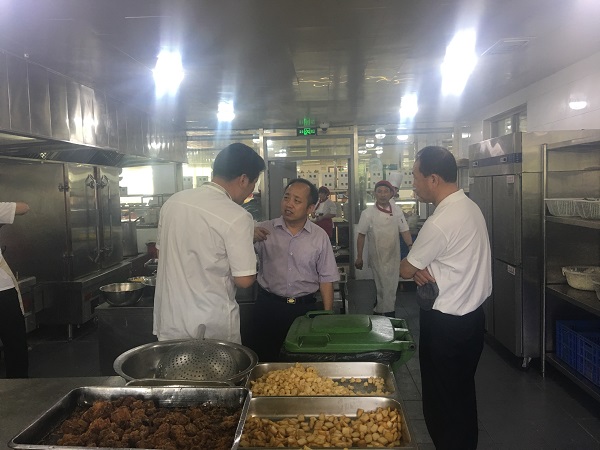 20180604152810521879806278.jpg 工作组到食堂检查.jpg