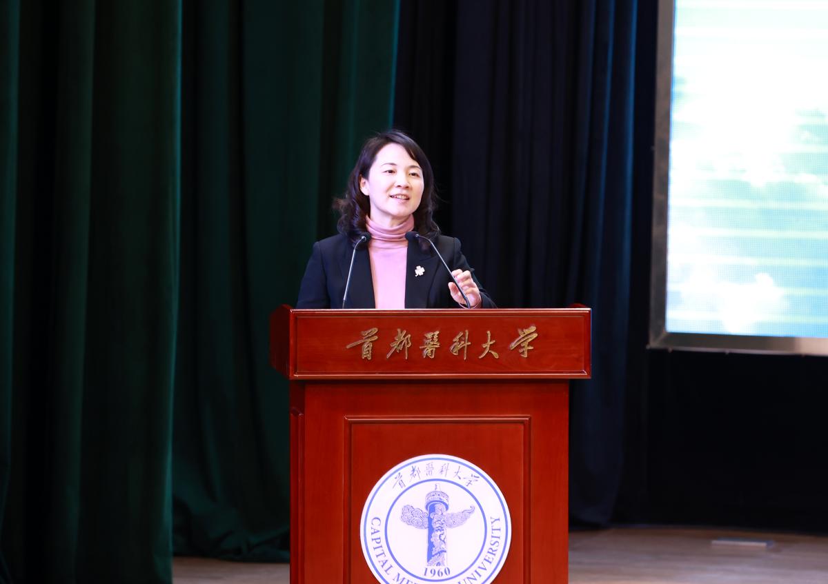 05顿彬宣读倡议书.JPG