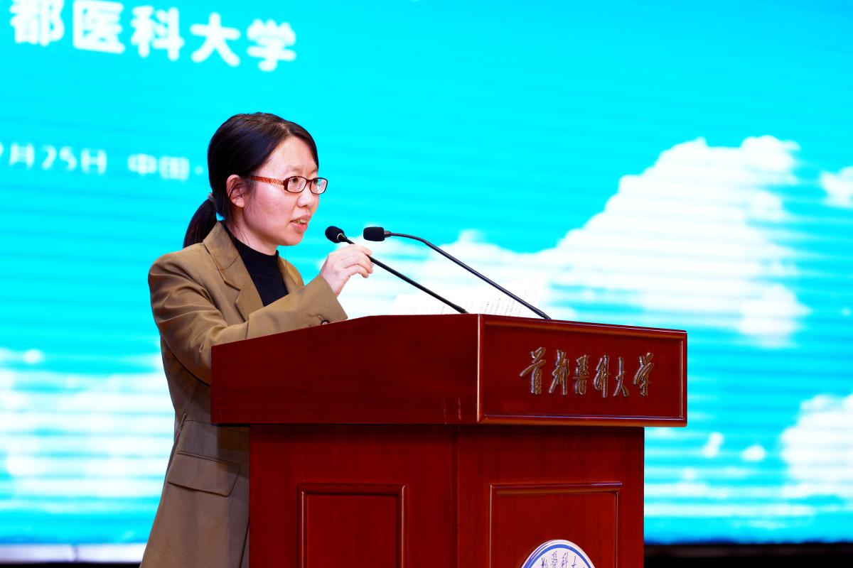 08张筱宜主持活动.JPG